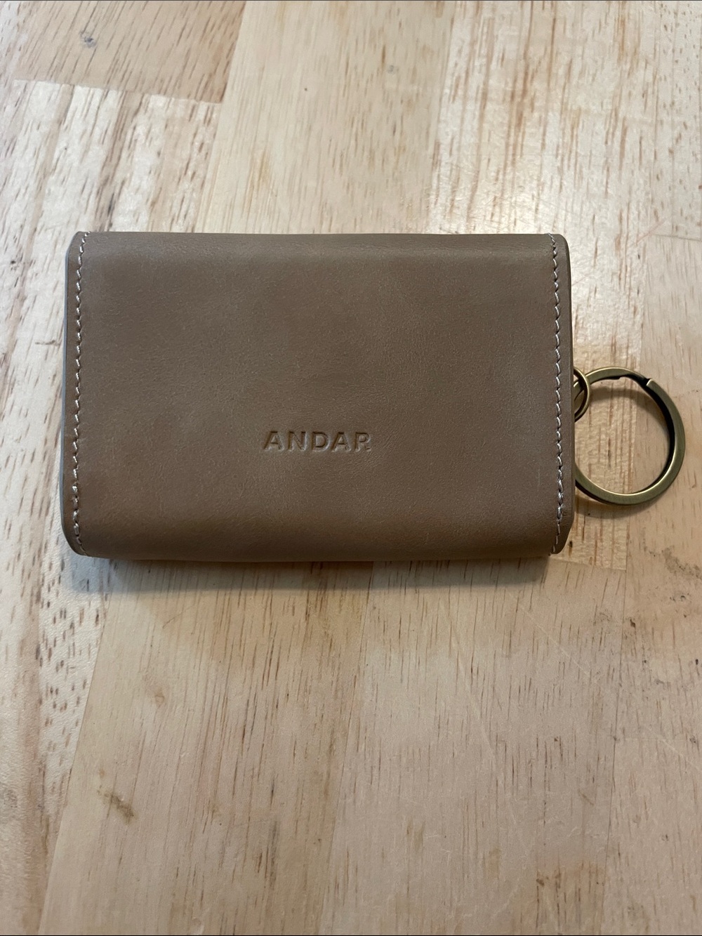 ANDAR Taupe Leather Key Wallet with Brass Ring